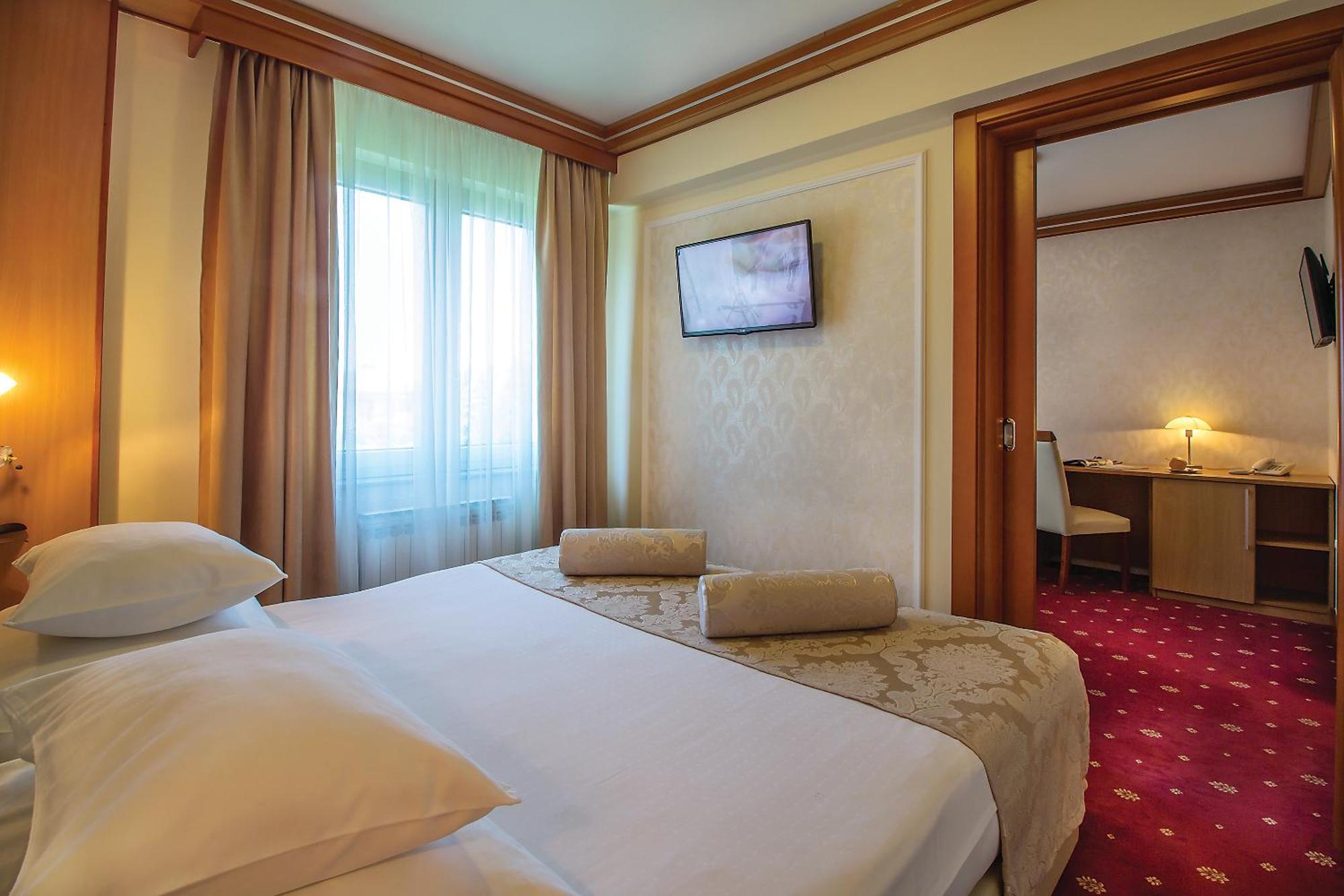 Hotel Cezar บันยาลูกา ภายนอก รูปภาพ