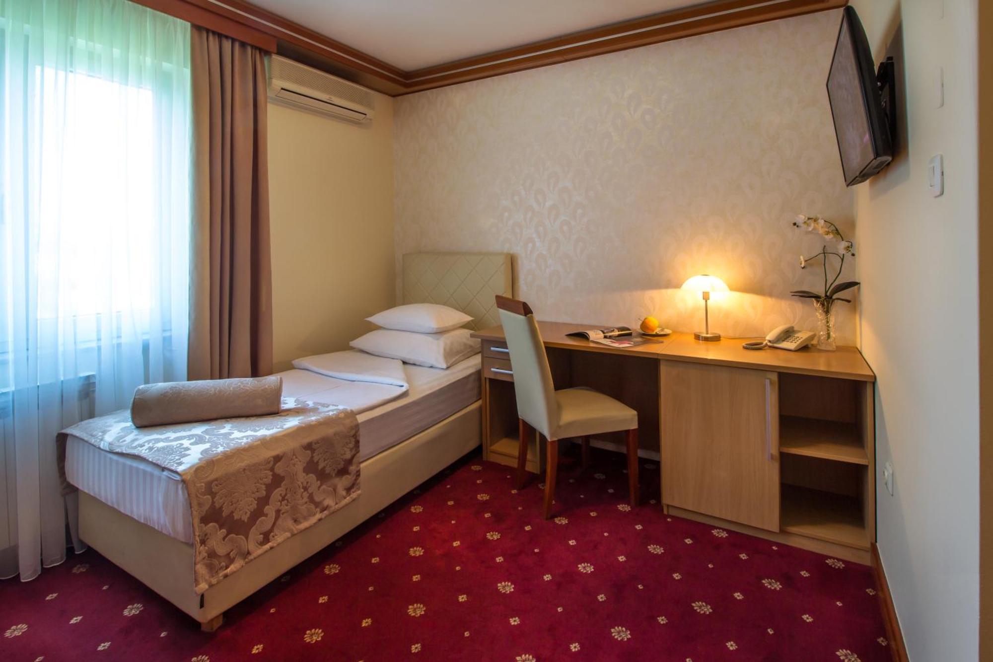 Hotel Cezar บันยาลูกา ภายนอก รูปภาพ