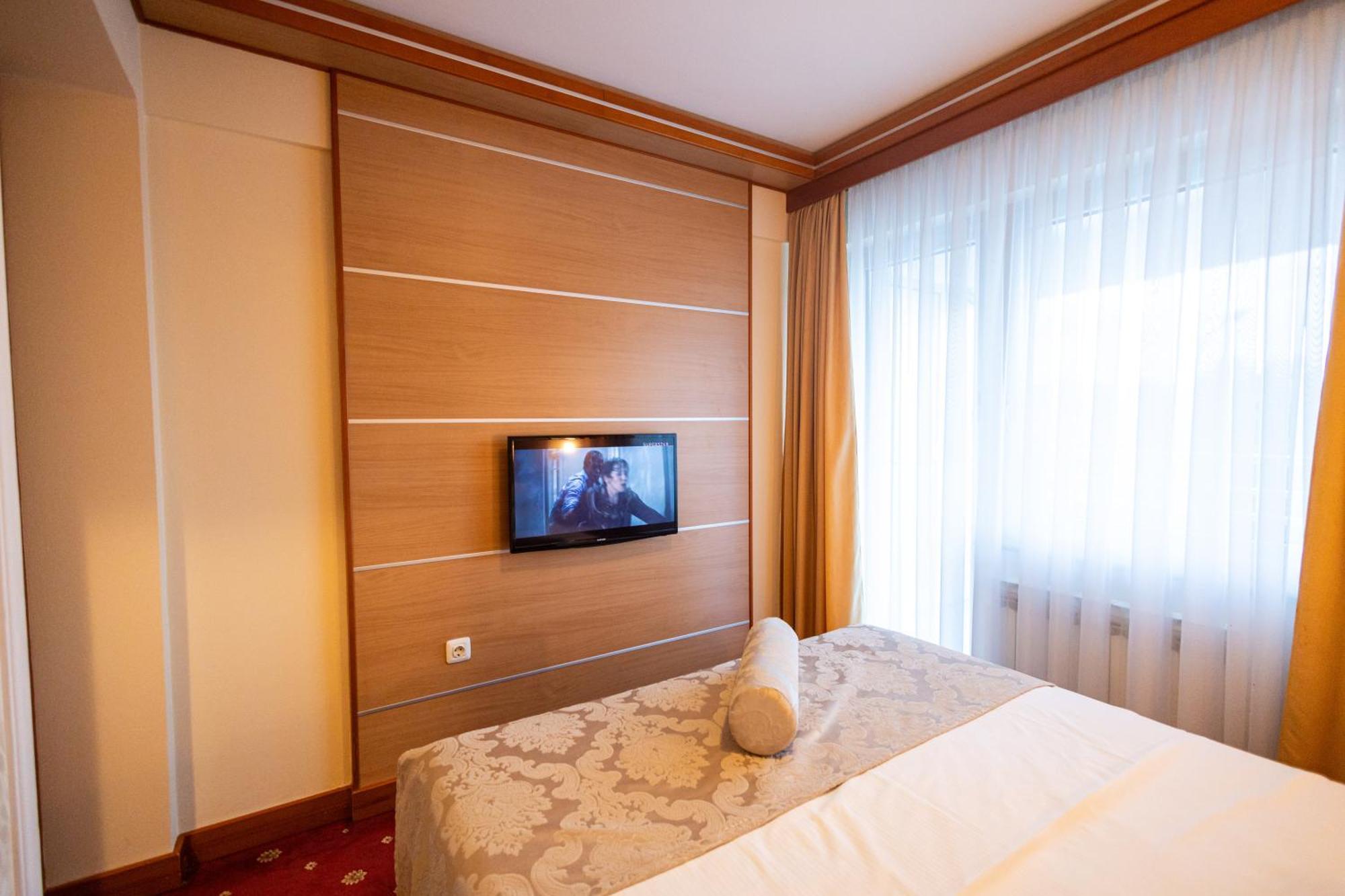 Hotel Cezar บันยาลูกา ภายนอก รูปภาพ