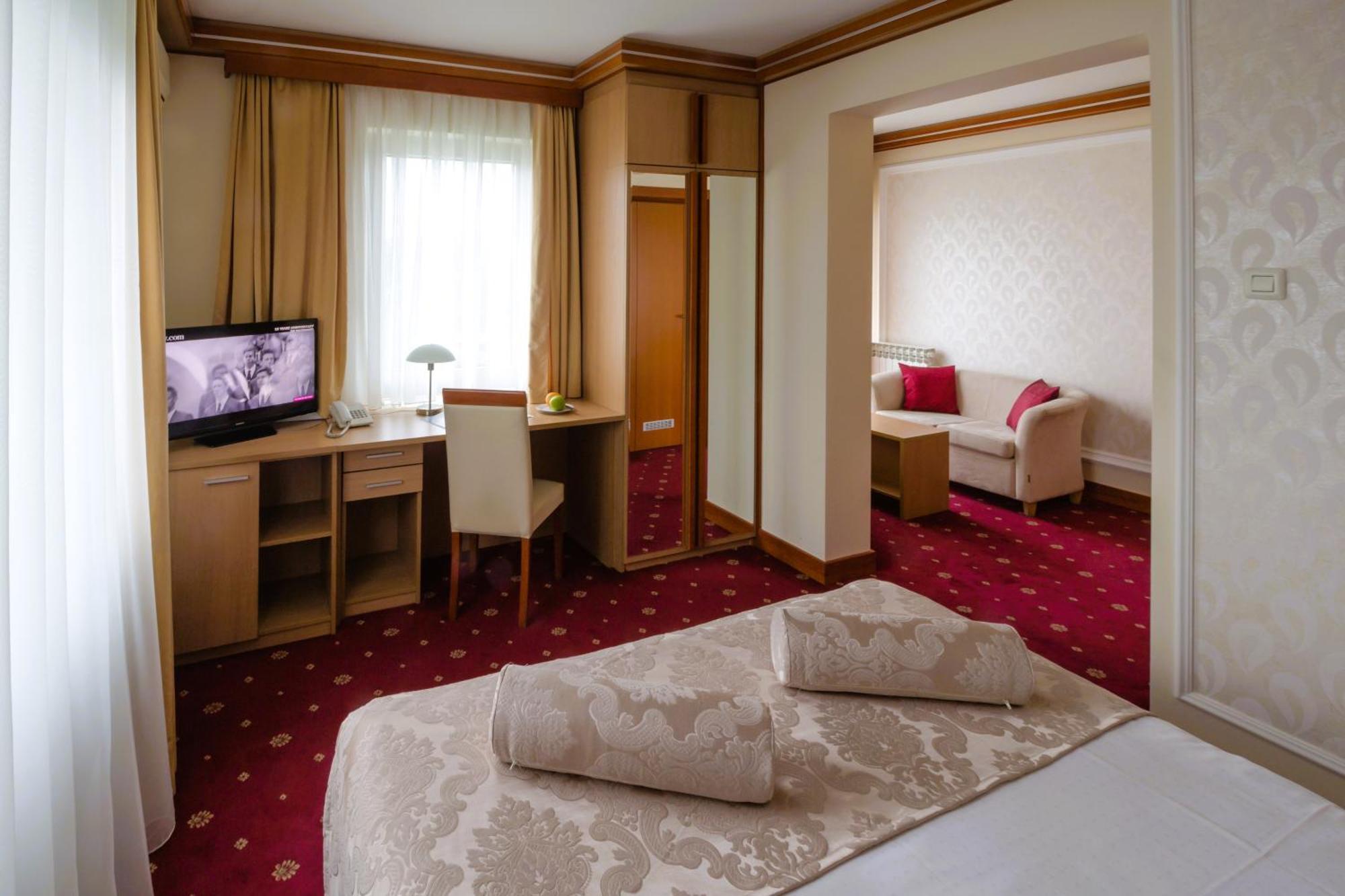 Hotel Cezar บันยาลูกา ภายนอก รูปภาพ